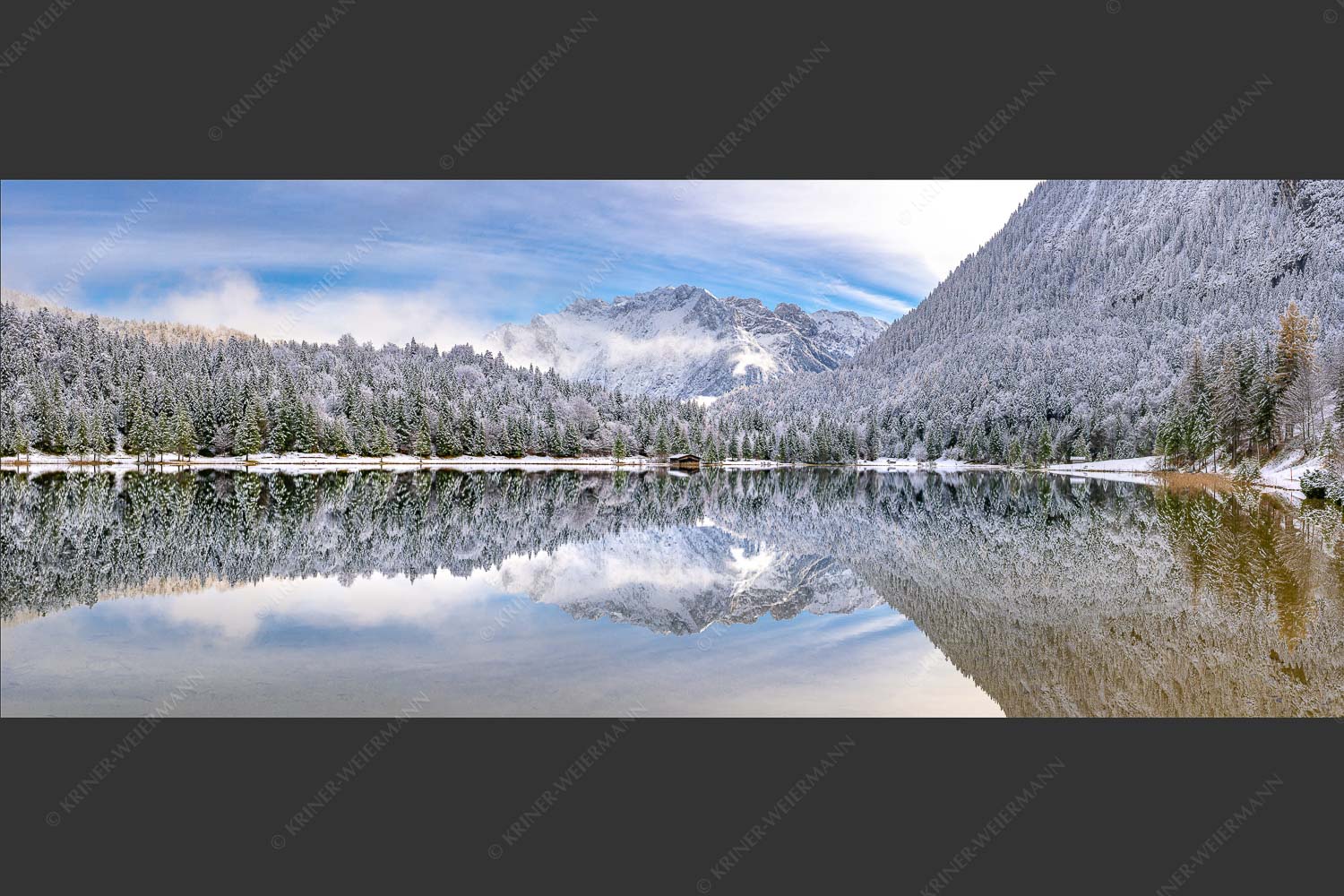 Das Karwendelgebirge spiegelt sich im Ferchensee - Zuckerspiegel 2,5:1  -- Ferchensee und Karwendel - mehr Infos bei www.Kriner-Weiermann.de