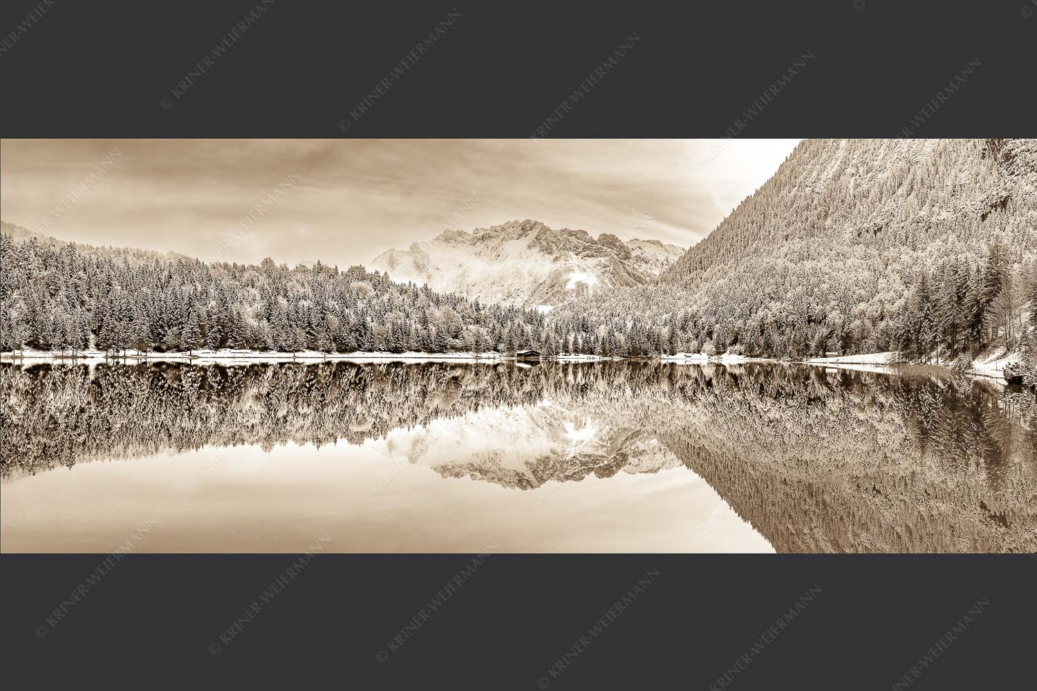 Das Karwendelgebirge spiegelt sich im Ferchensee - Zuckerspiegel 2,5:1 sepia -- Ferchensee und Karwendel - mehr Infos bei www.Kriner-Weiermann.de
