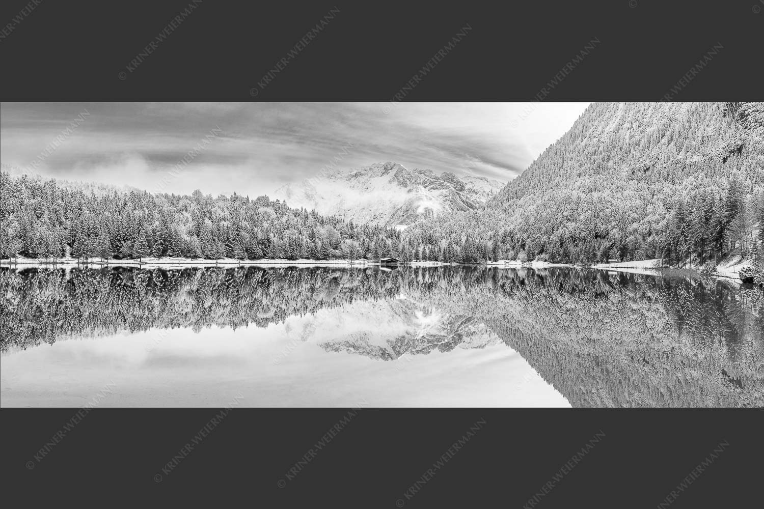 Das Karwendelgebirge spiegelt sich im Ferchensee - Zuckerspiegel 2,5:1 sw -- Ferchensee und Karwendel - mehr Infos bei www.Kriner-Weiermann.de