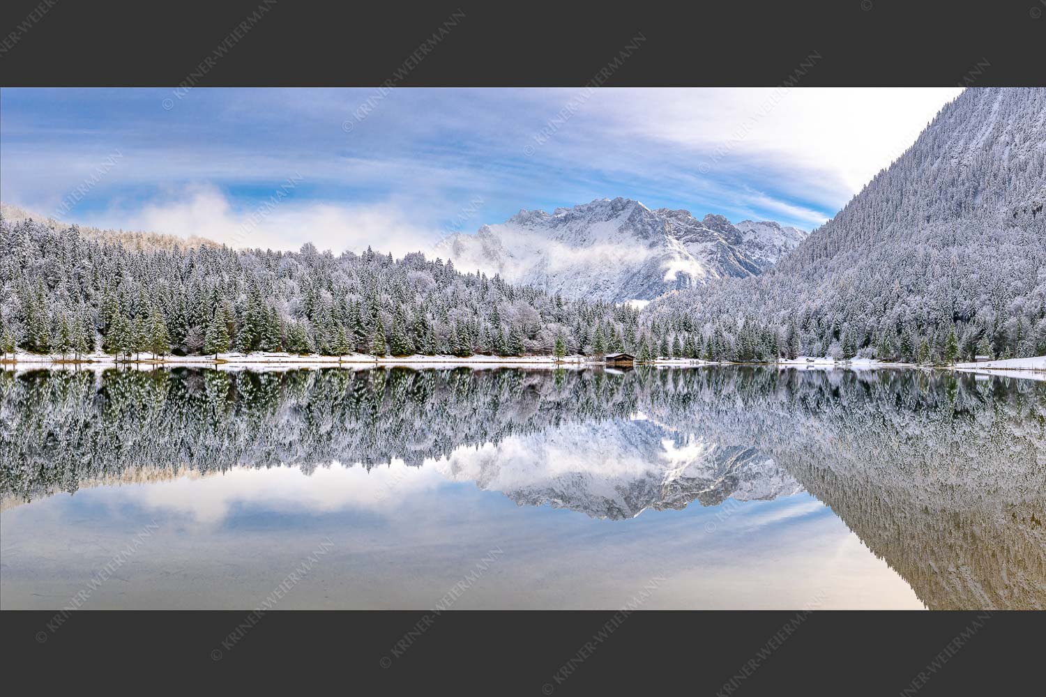 Das Karwendelgebirge spiegelt sich im Ferchensee - Zuckerspiegel 2:1  -- Ferchensee und Karwendel - mehr Infos bei www.Kriner-Weiermann.de