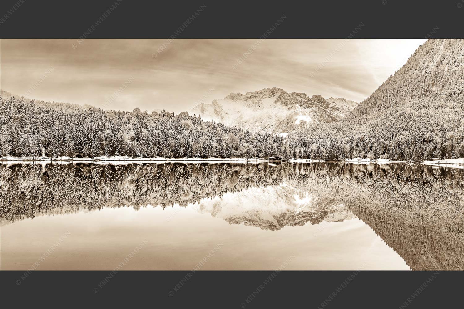 Das Karwendelgebirge spiegelt sich im Ferchensee - Zuckerspiegel 2:1 sepia -- Ferchensee und Karwendel - mehr Infos bei www.Kriner-Weiermann.de