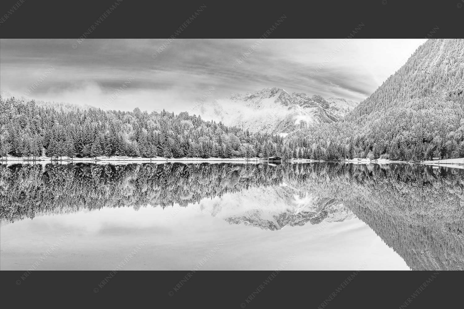Das Karwendelgebirge spiegelt sich im Ferchensee - Zuckerspiegel 2:1 sw -- Ferchensee und Karwendel - mehr Infos bei www.Kriner-Weiermann.de