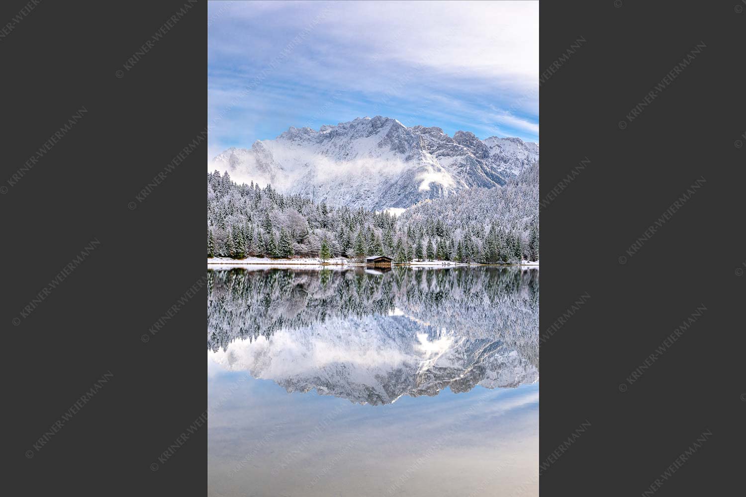 Das Karwendelgebirge spiegelt sich im Ferchensee - Zuckerspiegel 2:3  -- Ferchensee und Karwendel - mehr Infos bei www.Kriner-Weiermann.de