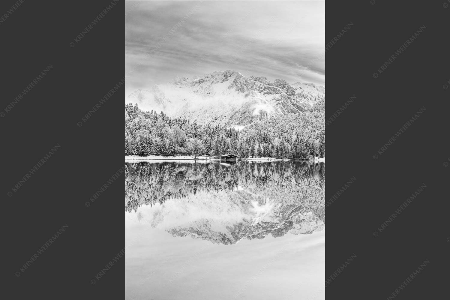 Das Karwendelgebirge spiegelt sich im Ferchensee - Zuckerspiegel 2:3 sw -- Ferchensee und Karwendel - mehr Infos bei www.Kriner-Weiermann.de