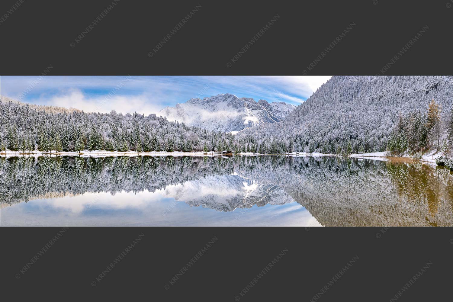 Das Karwendelgebirge spiegelt sich im Ferchensee - Zuckerspiegel 3:1  -- Ferchensee und Karwendel - mehr Infos bei www.Kriner-Weiermann.de