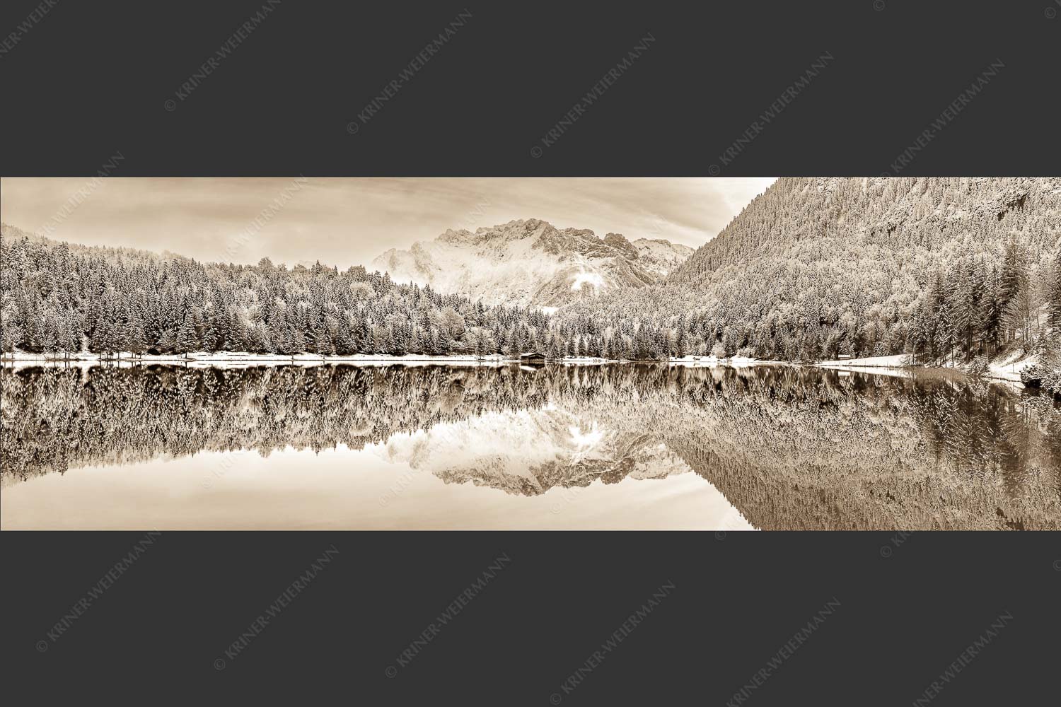 Das Karwendelgebirge spiegelt sich im Ferchensee - Zuckerspiegel 3:1 sepia -- Ferchensee und Karwendel - mehr Infos bei www.Kriner-Weiermann.de