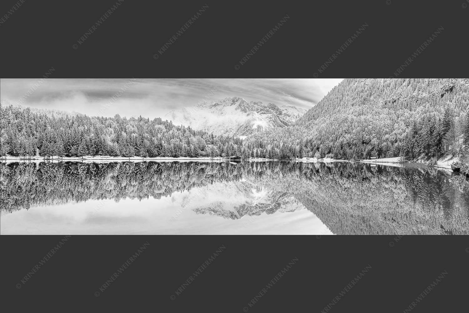 Das Karwendelgebirge spiegelt sich im Ferchensee - Zuckerspiegel 3:1 sw -- Ferchensee und Karwendel - mehr Infos bei www.Kriner-Weiermann.de