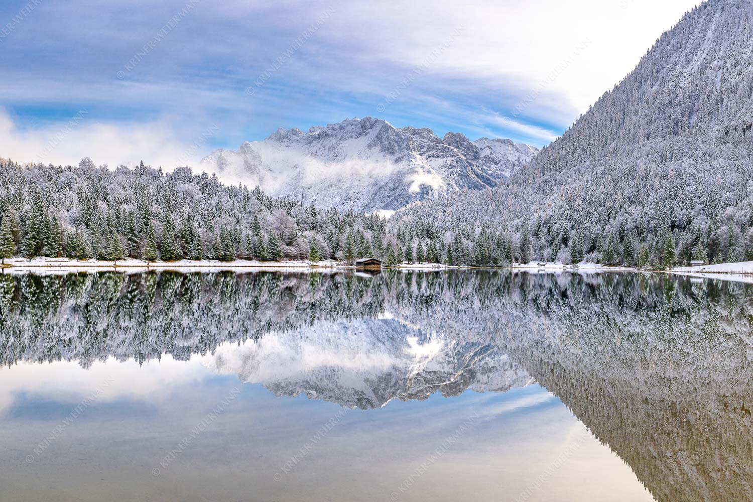 Das Karwendelgebirge spiegelt sich im Ferchensee - Zuckerspiegel 3:2  -- Ferchensee und Karwendel - mehr Infos bei www.Kriner-Weiermann.de