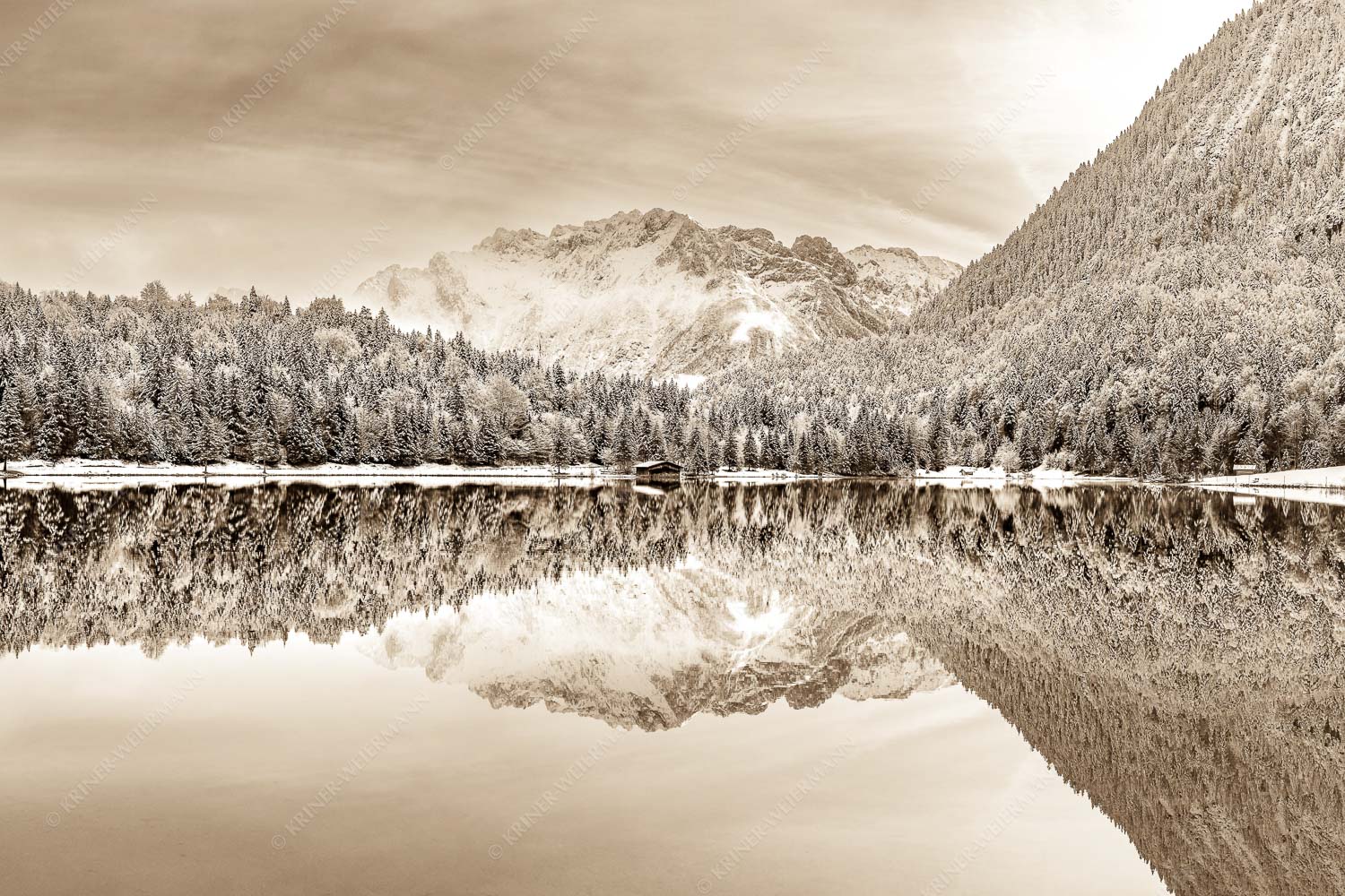 Das Karwendelgebirge spiegelt sich im Ferchensee - Zuckerspiegel 3:2 sepia -- Ferchensee und Karwendel - mehr Infos bei www.Kriner-Weiermann.de
