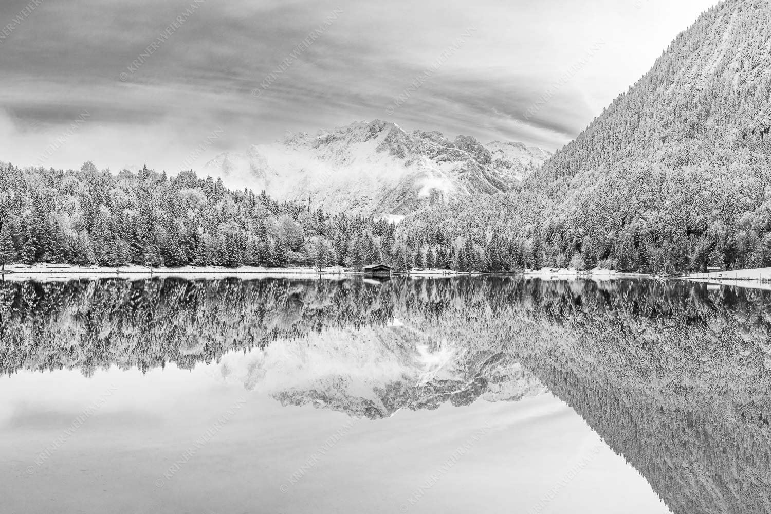 Das Karwendelgebirge spiegelt sich im Ferchensee - Zuckerspiegel 3:2 sw -- Ferchensee und Karwendel - mehr Infos bei www.Kriner-Weiermann.de