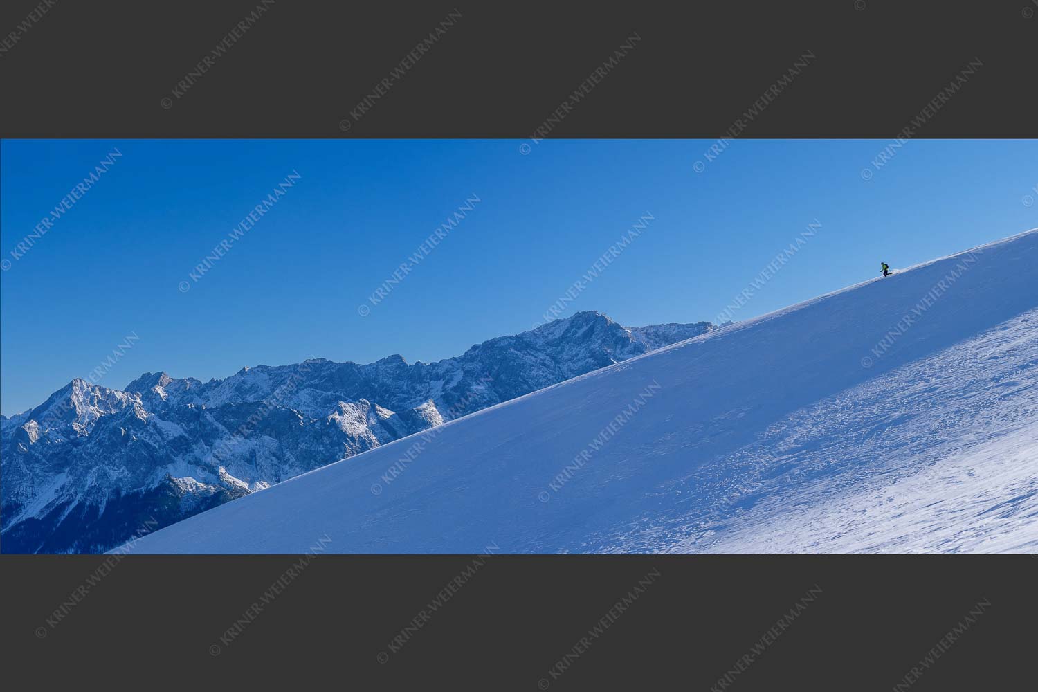 Telemark-Abfahrt im Ammergebirge mit Blick auf Jubiläumsgrat - Zugspitz im Blick 2,5:1  -- Skifahren vor Zugspitze - mehr Infos bei www.Kriner-Weiermann.de