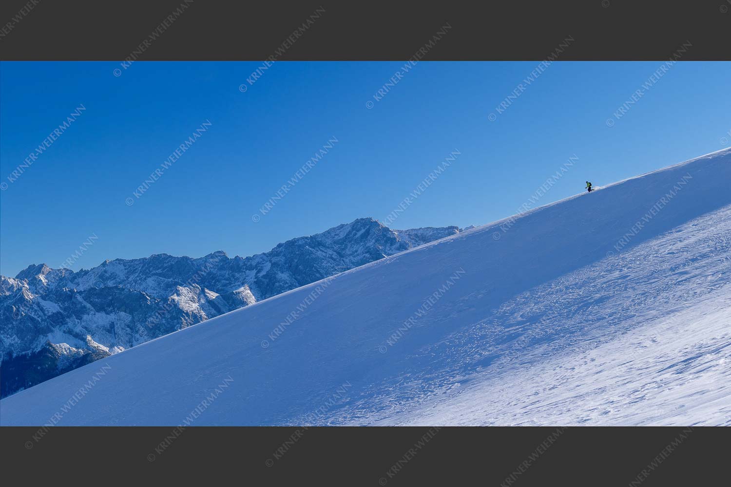 Telemark-Abfahrt im Ammergebirge mit Blick auf Jubiläumsgrat - Zugspitz im Blick 2:1  -- Skifahren vor Zugspitze - mehr Infos bei www.Kriner-Weiermann.de