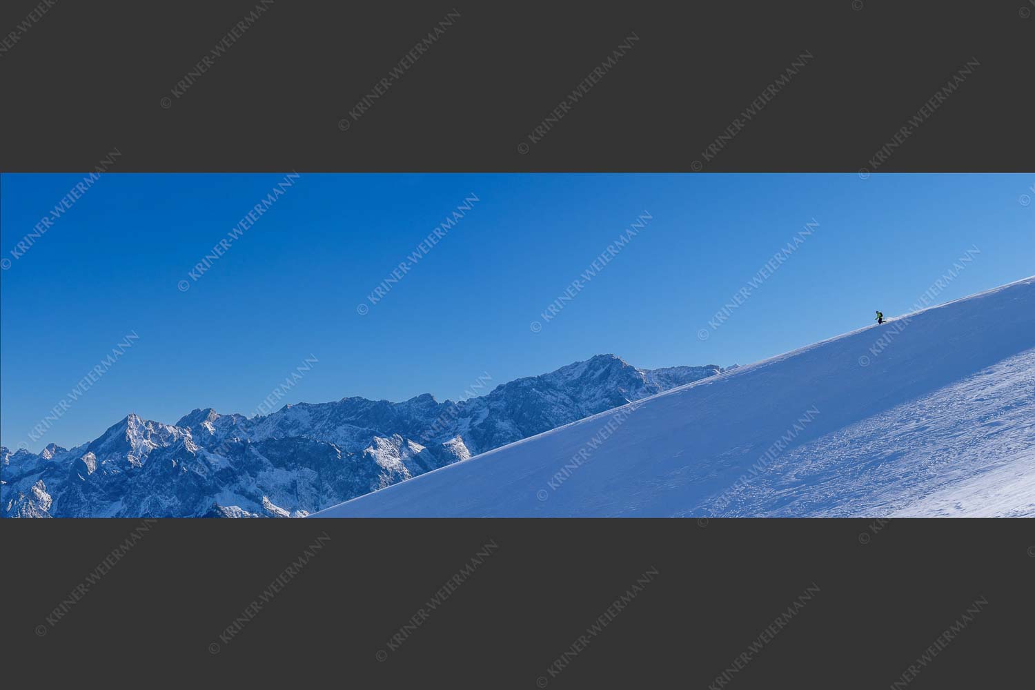 Telemark-Abfahrt im Ammergebirge mit Blick auf Jubiläumsgrat - Zugspitz im Blick 3:1  -- Skifahren vor Zugspitze - mehr Infos bei www.Kriner-Weiermann.de