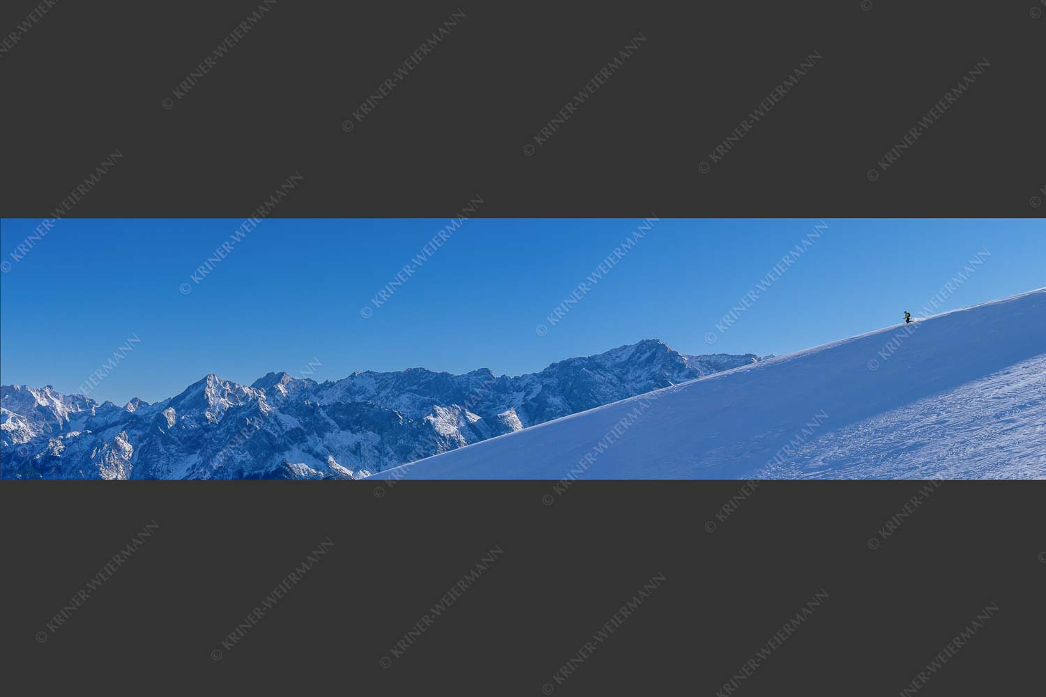 Telemark-Abfahrt im Ammergebirge mit Blick auf Jubiläumsgrat - Zugspitz im Blick 4:1  -- Skifahren vor Zugspitze - mehr Infos bei www.Kriner-Weiermann.de