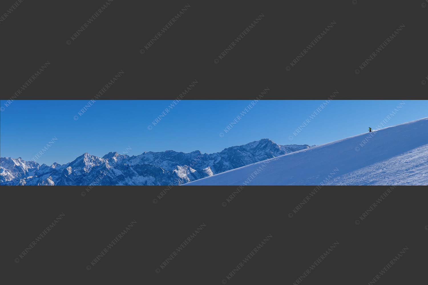 Telemark-Abfahrt im Ammergebirge mit Blick auf Jubiläumsgrat - Zugspitz im Blick 5:1  -- Skifahren vor Zugspitze - mehr Infos bei www.Kriner-Weiermann.de