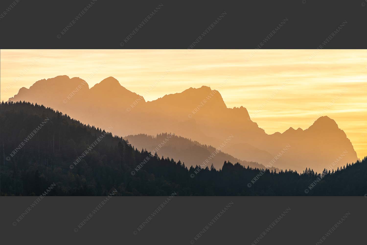 Blick zum Zugspitzmassiv im Wettersteingebirge im herbstlichen Abendlicht - Zugspitzmassiv Silhouetten 2,5:1  -- Alpspitze Zugspitze Waxenstein - mehr Infos bei www.Kriner-Weiermann.de