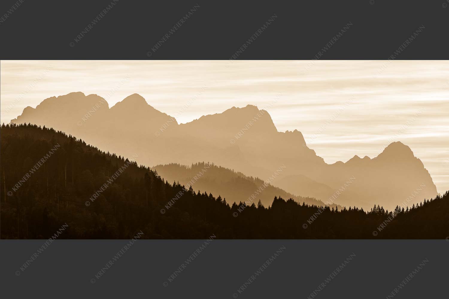 Blick zum Zugspitzmassiv im Wettersteingebirge im herbstlichen Abendlicht - Zugspitzmassiv Silhouetten 2,5:1 sepia -- Alpspitze Zugspitze Waxenstein - mehr Infos bei www.Kriner-Weiermann.de