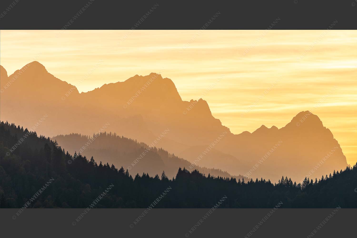 Blick zum Zugspitzmassiv im Wettersteingebirge im herbstlichen Abendlicht - Zugspitzmassiv Silhouetten 2:1  -- Alpspitze Zugspitze Waxenstein - mehr Infos bei www.Kriner-Weiermann.de