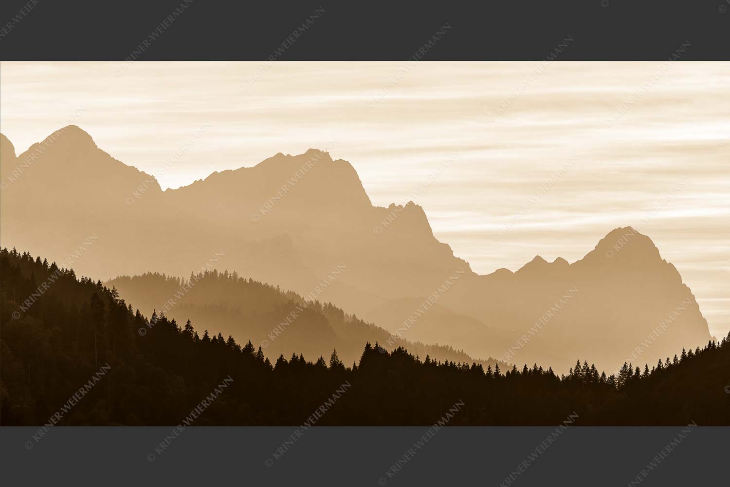 Blick zum Zugspitzmassiv im Wettersteingebirge im herbstlichen Abendlicht - Zugspitzmassiv Silhouetten 2:1 sepia -- Alpspitze Zugspitze Waxenstein - mehr Infos bei www.Kriner-Weiermann.de