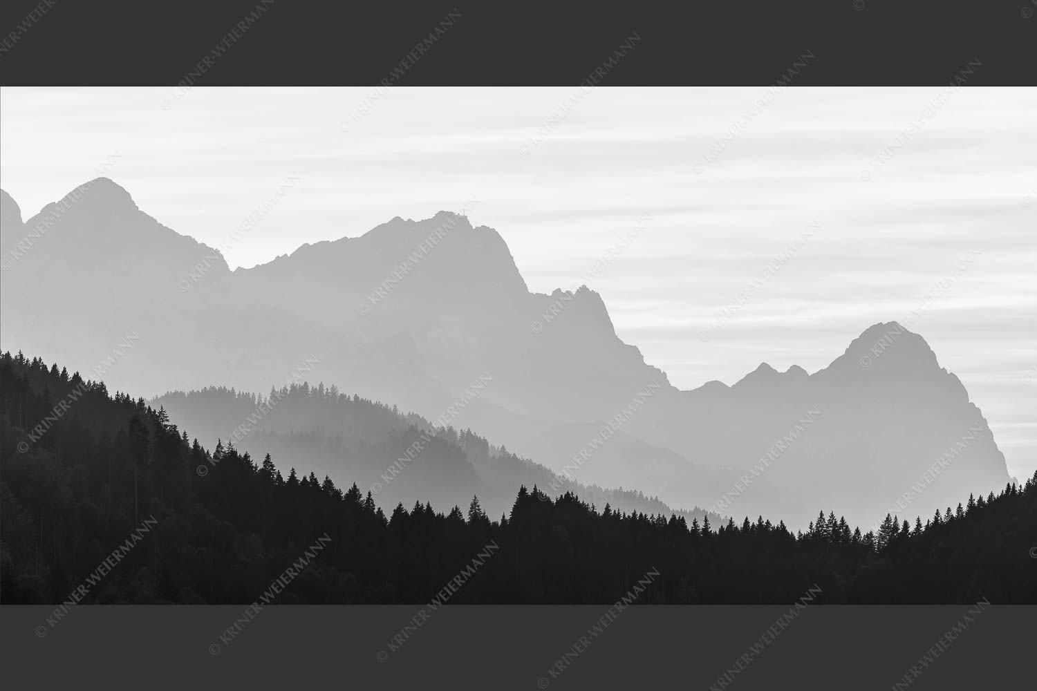 Blick zum Zugspitzmassiv im Wettersteingebirge im herbstlichen Abendlicht - Zugspitzmassiv Silhouetten 2:1 sw -- Alpspitze Zugspitze Waxenstein - mehr Infos bei www.Kriner-Weiermann.de