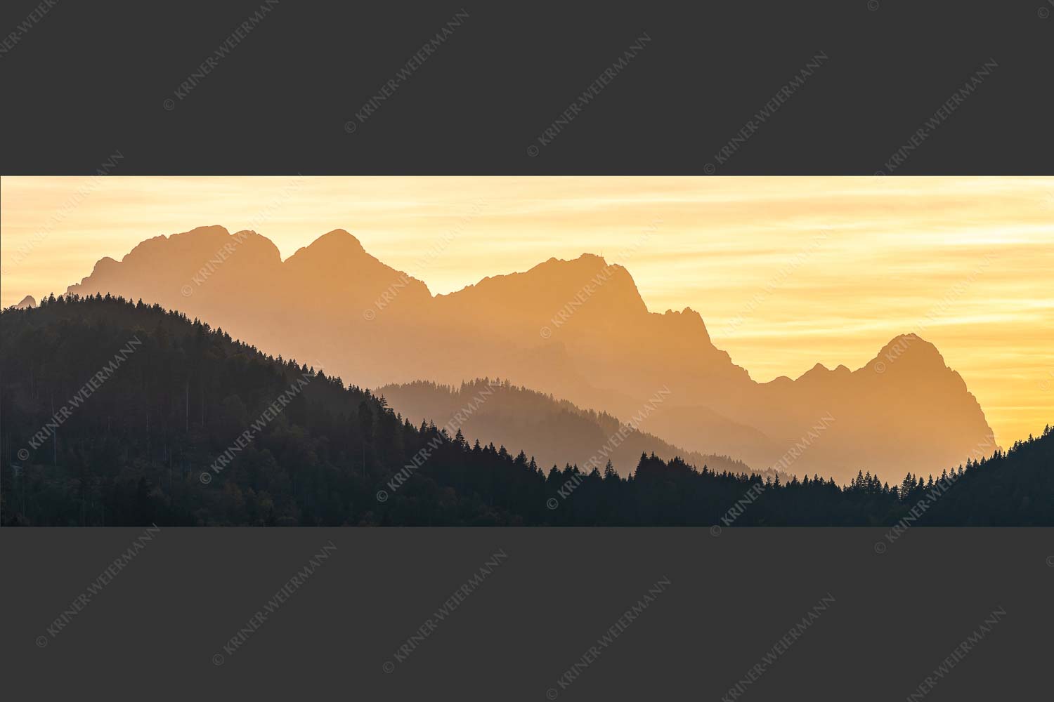 Blick zum Zugspitzmassiv im Wettersteingebirge im herbstlichen Abendlicht - Zugspitzmassiv Silhouetten 3:1  -- Alpspitze Zugspitze Waxenstein - mehr Infos bei www.Kriner-Weiermann.de