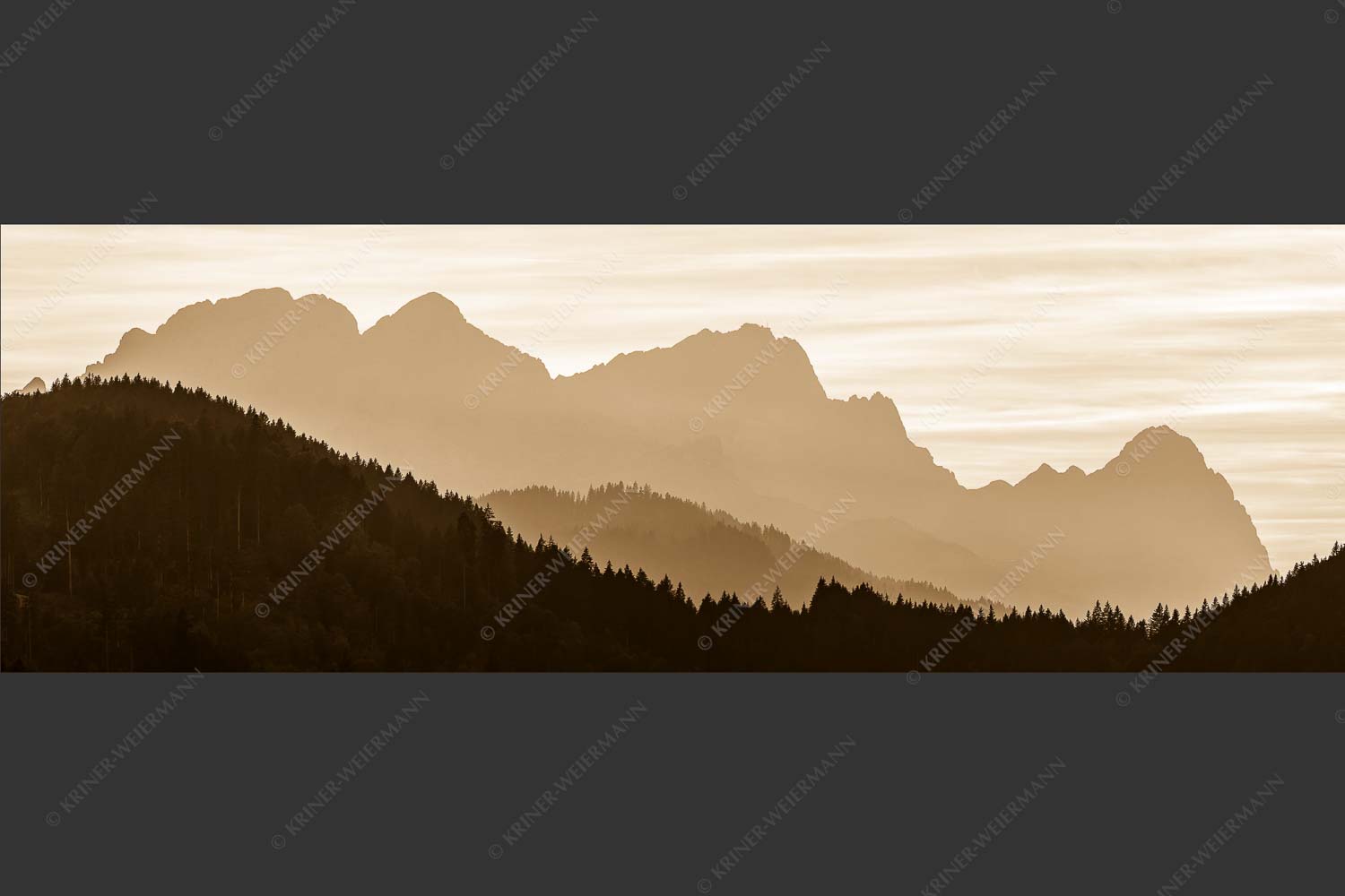 Blick zum Zugspitzmassiv im Wettersteingebirge im herbstlichen Abendlicht - Zugspitzmassiv Silhouetten 3:1 sepia -- Alpspitze Zugspitze Waxenstein - mehr Infos bei www.Kriner-Weiermann.de