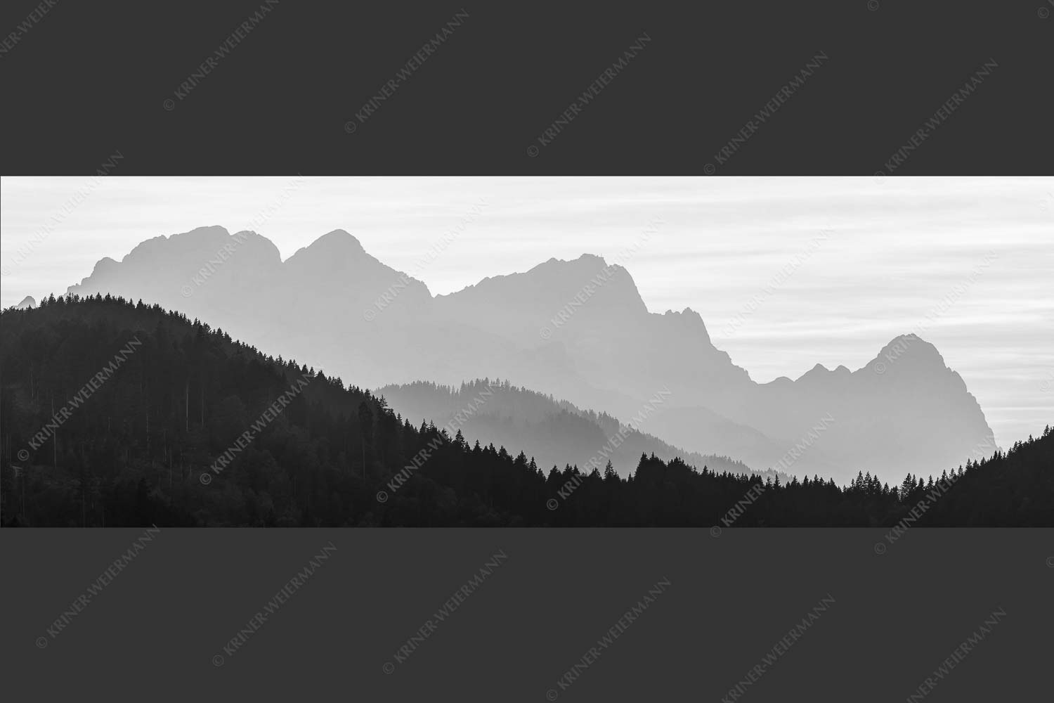 Blick zum Zugspitzmassiv im Wettersteingebirge im herbstlichen Abendlicht - Zugspitzmassiv Silhouetten 3:1 sw -- Alpspitze Zugspitze Waxenstein - mehr Infos bei www.Kriner-Weiermann.de