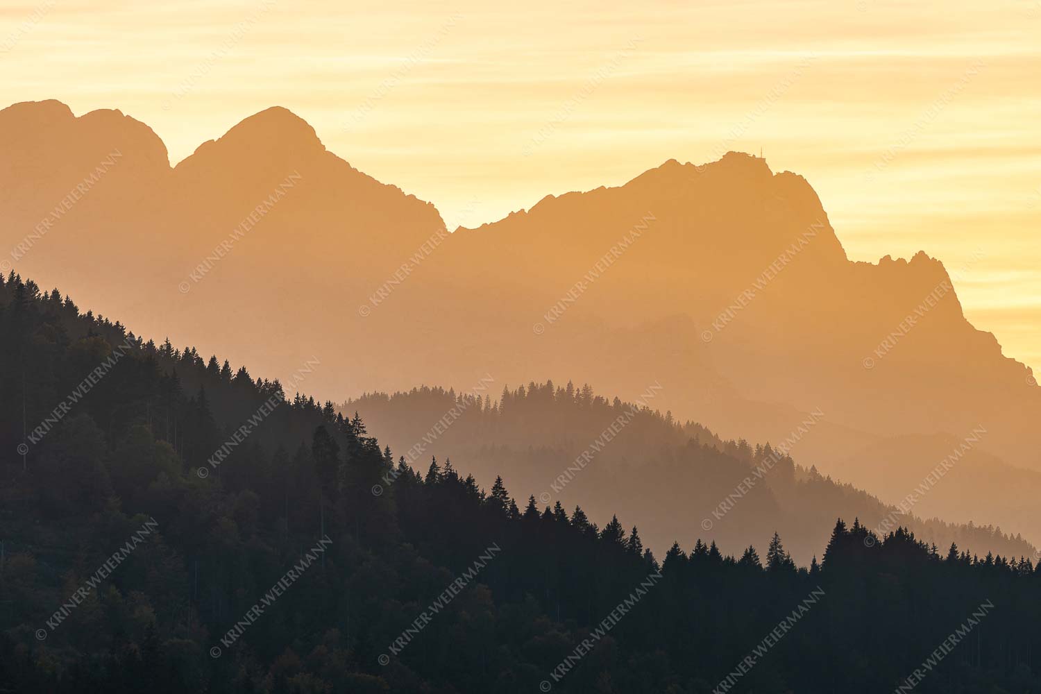 Blick zum Zugspitzmassiv im Wettersteingebirge im herbstlichen Abendlicht - Zugspitzmassiv Silhouetten 3:2  -- Alpspitze Zugspitze Waxenstein - mehr Infos bei www.Kriner-Weiermann.de