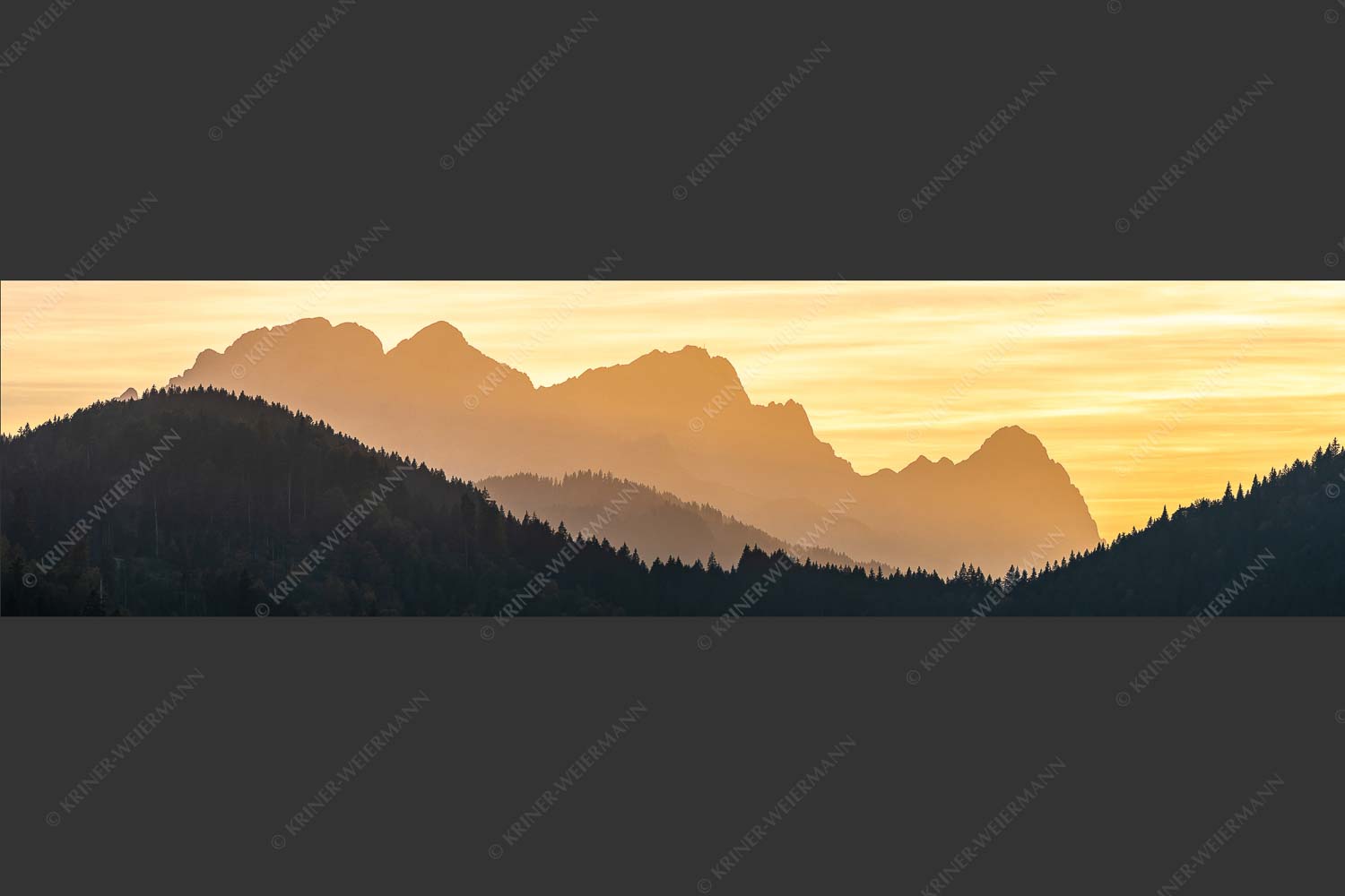 Blick zum Zugspitzmassiv im Wettersteingebirge im herbstlichen Abendlicht - Zugspitzmassiv Silhouetten 4:1  -- Alpspitze Zugspitze Waxenstein - mehr Infos bei www.Kriner-Weiermann.de
