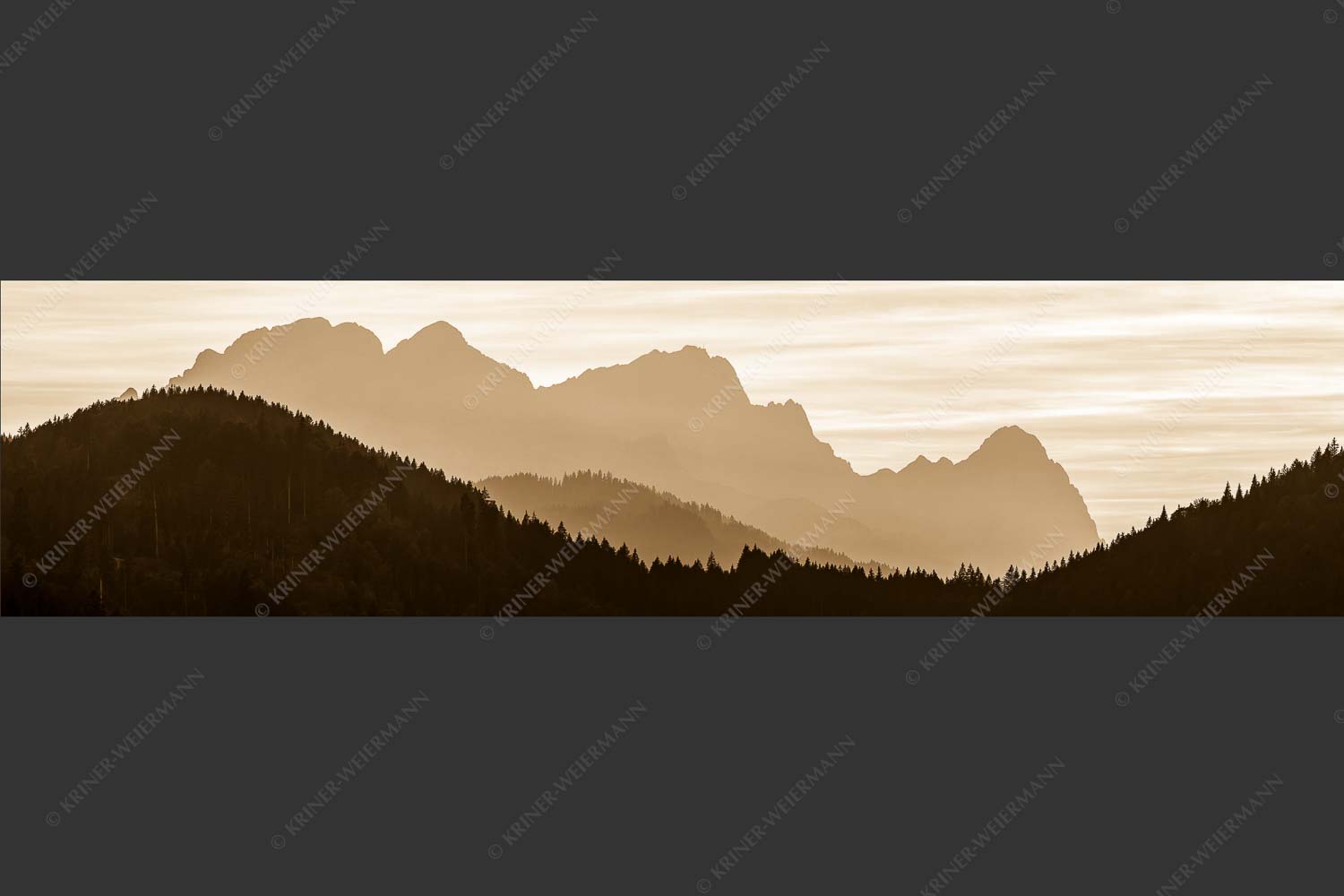 Blick zum Zugspitzmassiv im Wettersteingebirge im herbstlichen Abendlicht - Zugspitzmassiv Silhouetten 4:1 sepia -- Alpspitze Zugspitze Waxenstein - mehr Infos bei www.Kriner-Weiermann.de