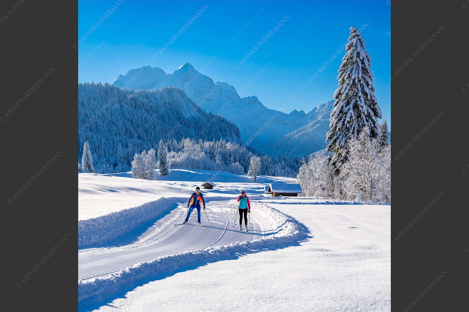 Zwei Langläufer genießen die perfekten Schneeverhältnisse im Elmauer Tal - Zwei Stile - ein Ziel 1:1  -- Langlaufen in Elmau - mehr Infos bei www.Kriner-Weiermann.de