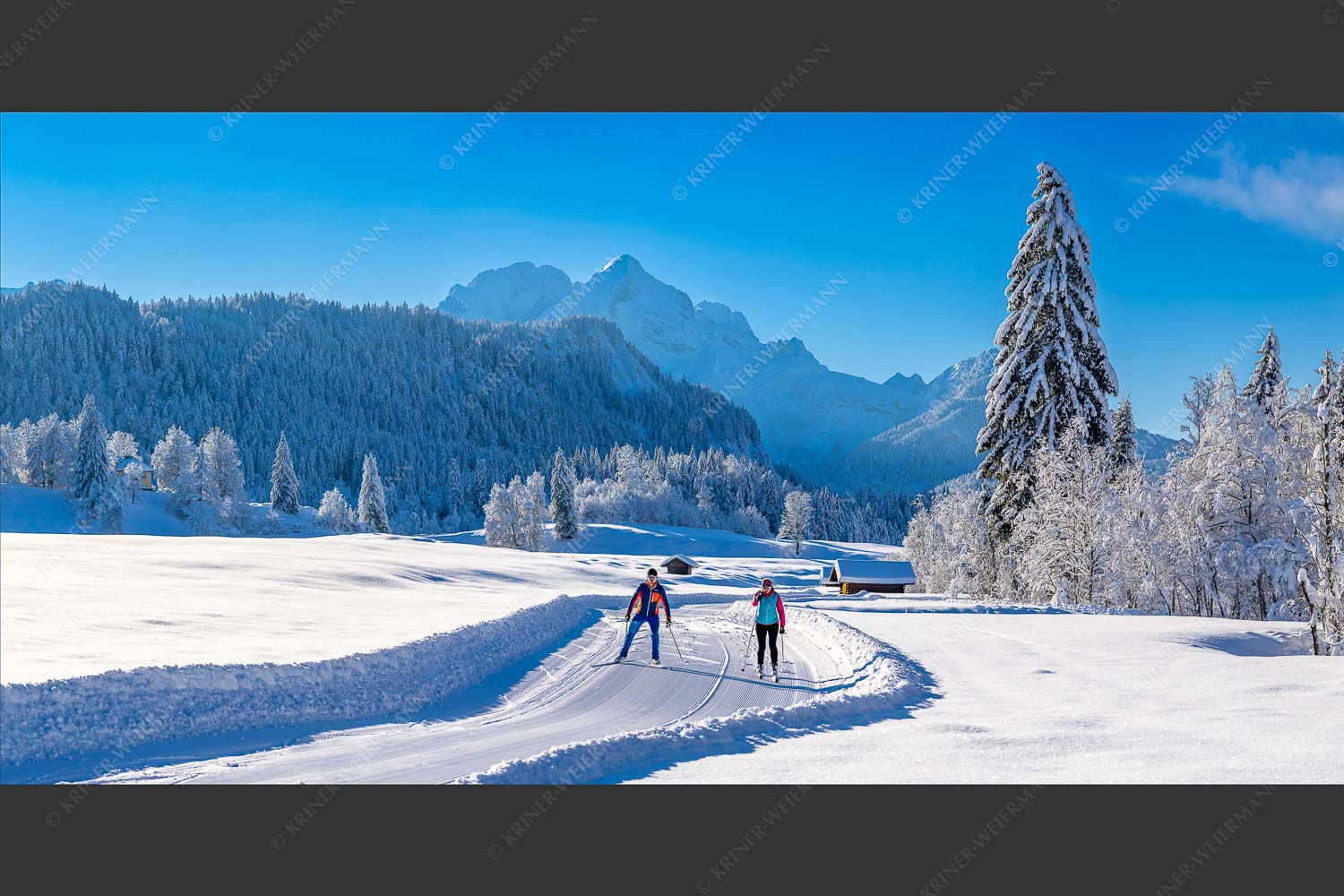 Zwei Langläufer genießen die perfekten Schneeverhältnisse im Elmauer Tal - Zwei Stile - ein Ziel 2:1  -- Langlaufen in Elmau - mehr Infos bei www.Kriner-Weiermann.de