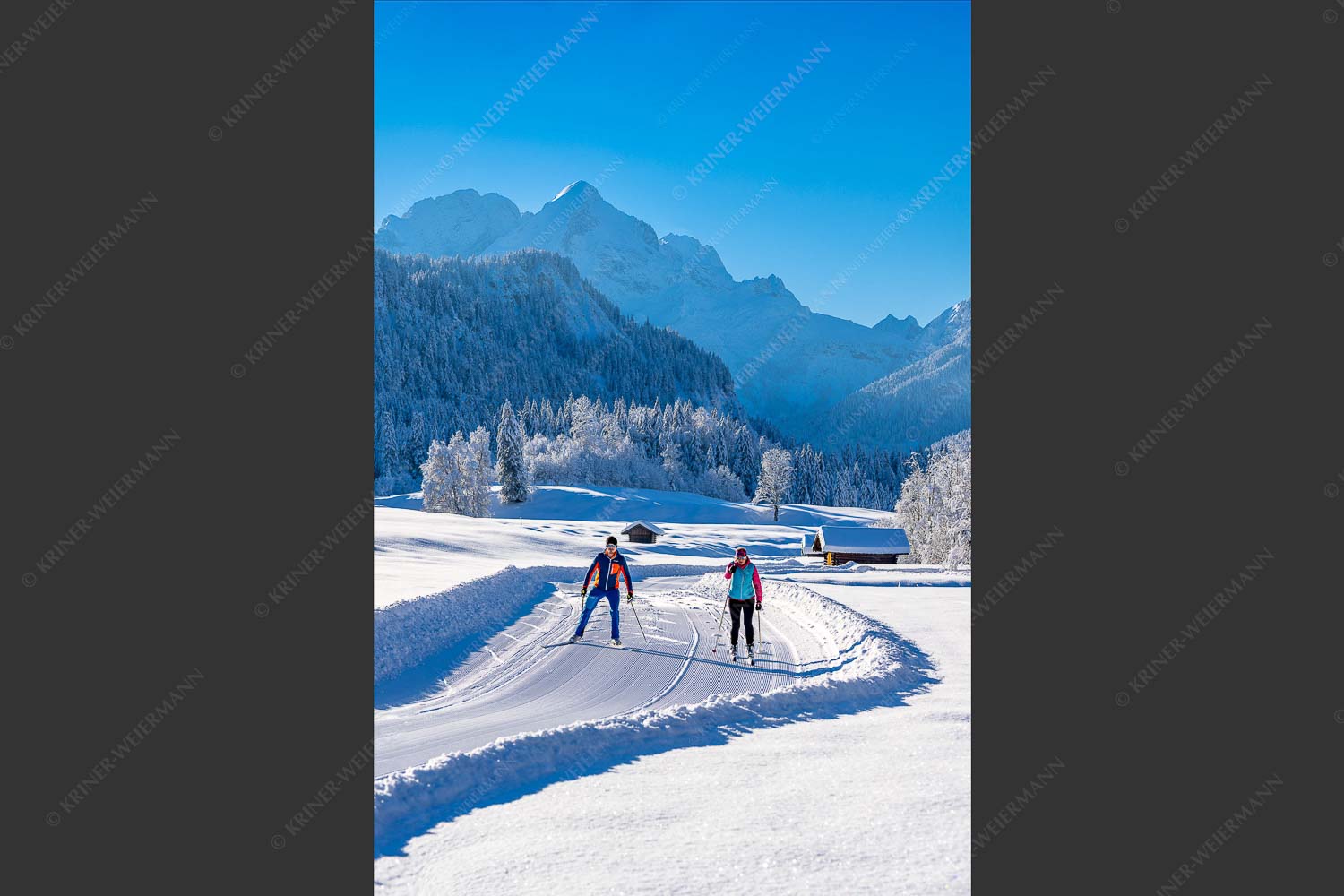 Zwei Langläufer genießen die perfekten Schneeverhältnisse im Elmauer Tal - Zwei Stile - ein Ziel 2:3  -- Langlaufen in Elmau - mehr Infos bei www.Kriner-Weiermann.de