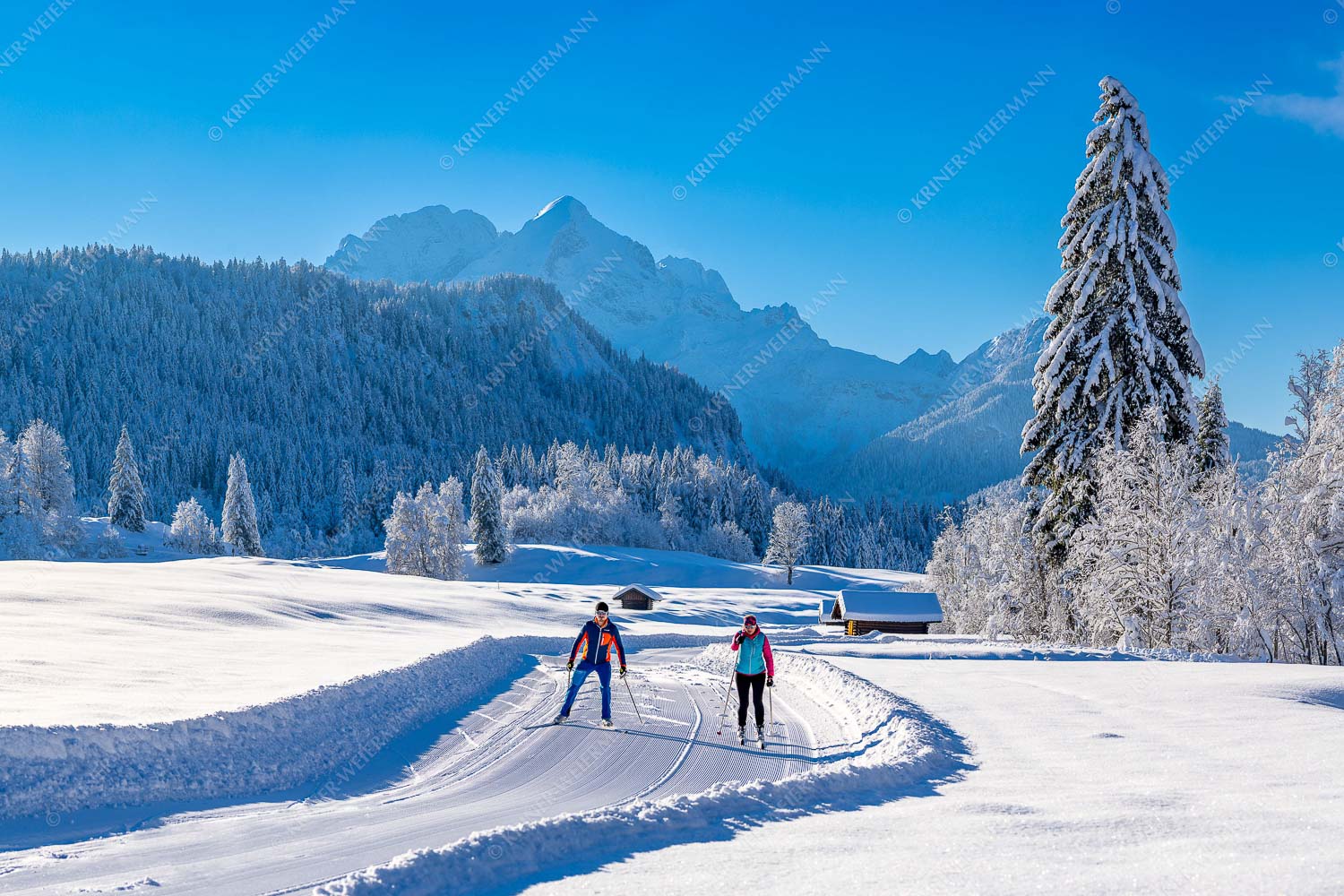 Zwei Langläufer genießen die perfekten Schneeverhältnisse im Elmauer Tal - Zwei Stile - ein Ziel 3:2  -- Langlaufen in Elmau - mehr Infos bei www.Kriner-Weiermann.de