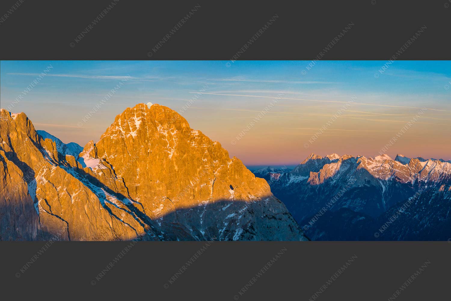 Vollmondaufgang zwischen der Westlichen- und Östlichen Öfelekopfspitze im Wetterstein - Zwischen den Öfelen 2,5:1  -- Öfelekopfspitzen im Wetterstein - mehr Infos bei www.Kriner-Weiermann.de