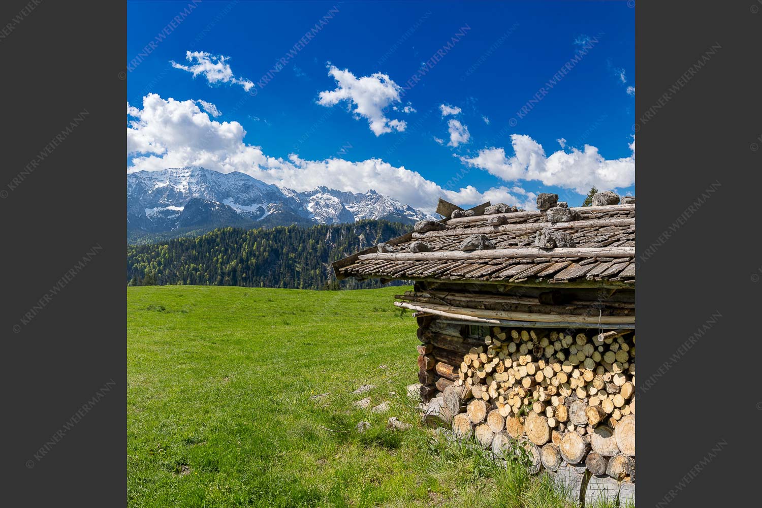 Almhütte mit Wettersteingebirge - An da Brünst 1:1  -- Hütte mit Schindeldach - mehr Infos bei www.Kriner-Weiermann.de
