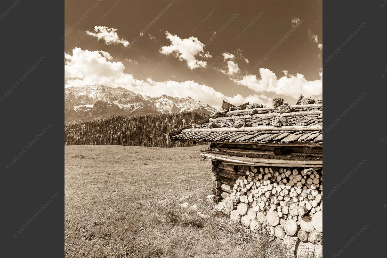 Almhütte mit Wettersteingebirge - An da Brünst 1:1 sepia -- Hütte mit Schindeldach - mehr Infos bei www.Kriner-Weiermann.de
