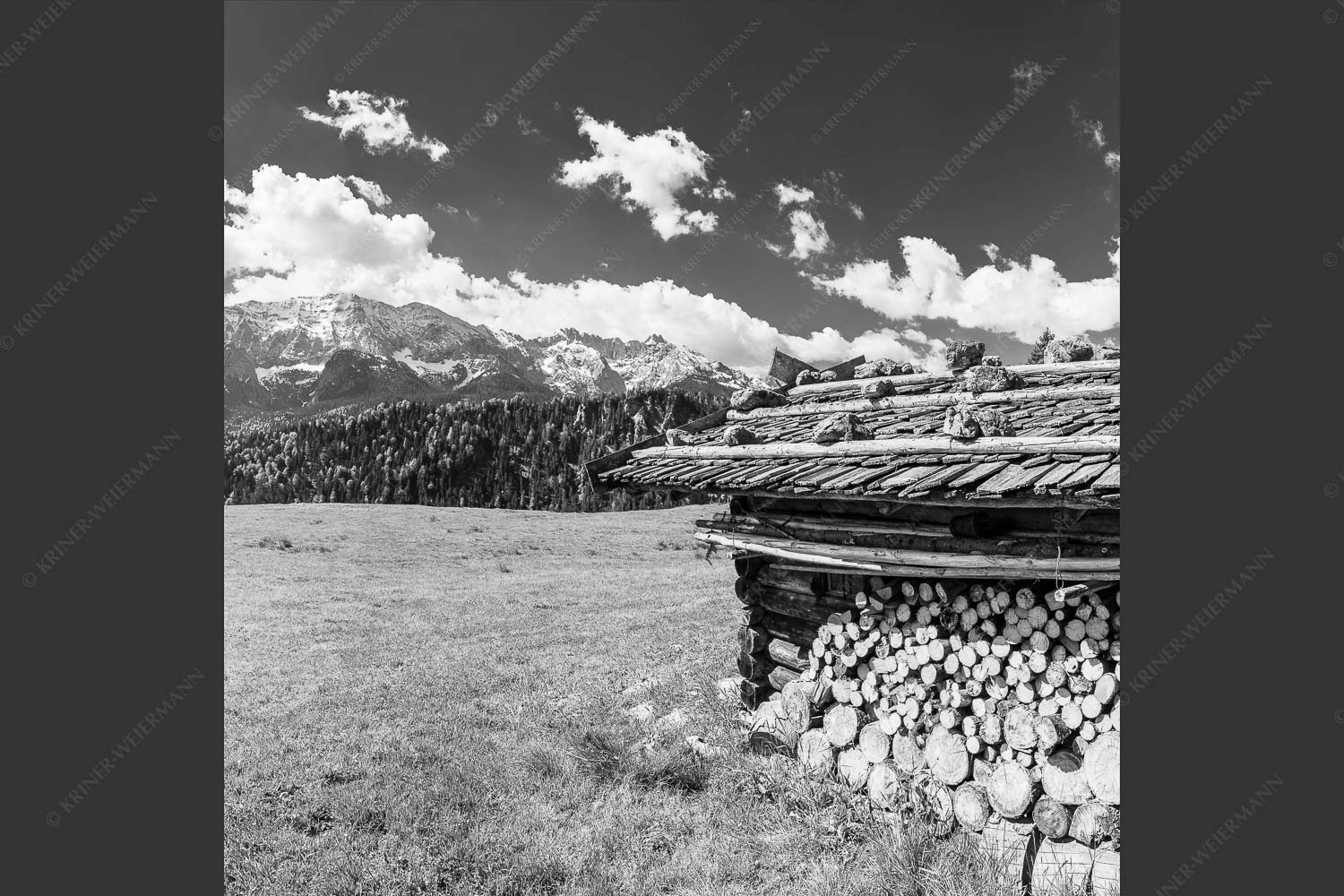 Almhütte mit Wettersteingebirge - An da Brünst 1:1 sw -- Hütte mit Schindeldach - mehr Infos bei www.Kriner-Weiermann.de