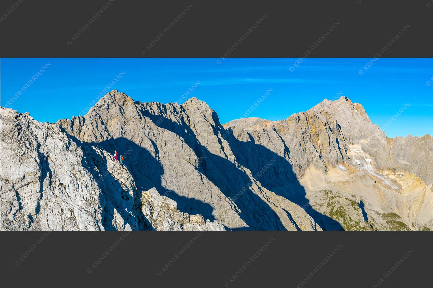 Bergsteiger unterwegs zur Alpspitze. Zugspitze im Hintergrund. - An der Ferrata 2,5:1  -- Alpspitze mit Jubiläumsgrat - mehr Infos bei www.Kriner-Weiermann.de