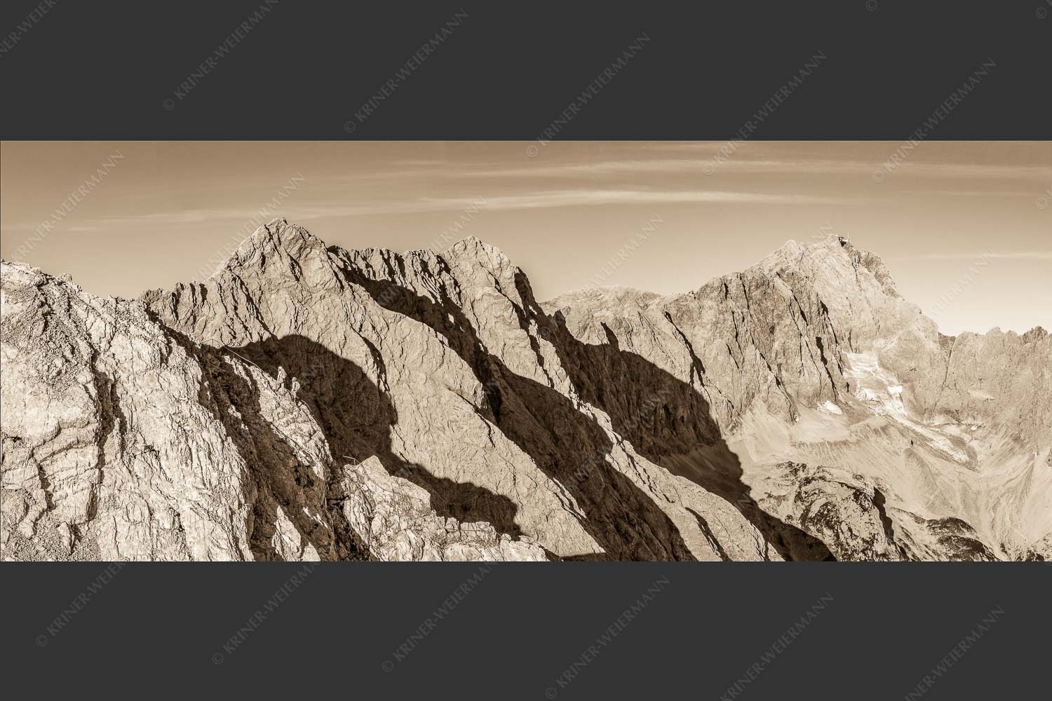 Bergsteiger unterwegs zur Alpspitze. Zugspitze im Hintergrund. - An der Ferrata 2,5:1 sepia -- Alpspitze mit Jubiläumsgrat - mehr Infos bei www.Kriner-Weiermann.de