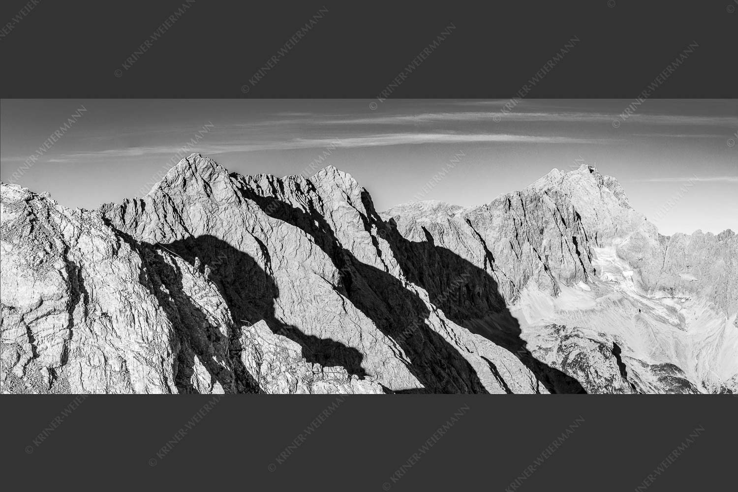 Bergsteiger unterwegs zur Alpspitze. Zugspitze im Hintergrund. - An der Ferrata 2,5:1 sw -- Alpspitze mit Jubiläumsgrat - mehr Infos bei www.Kriner-Weiermann.de