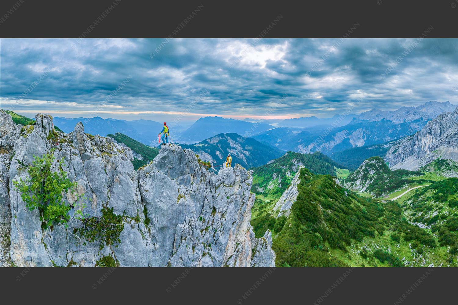 Kletterer unterwegs im Alpspitzgebiet - Aschengrat II 2:1  -- Gratkletterei im Wetterstein - mehr Infos bei www.Kriner-Weiermann.de