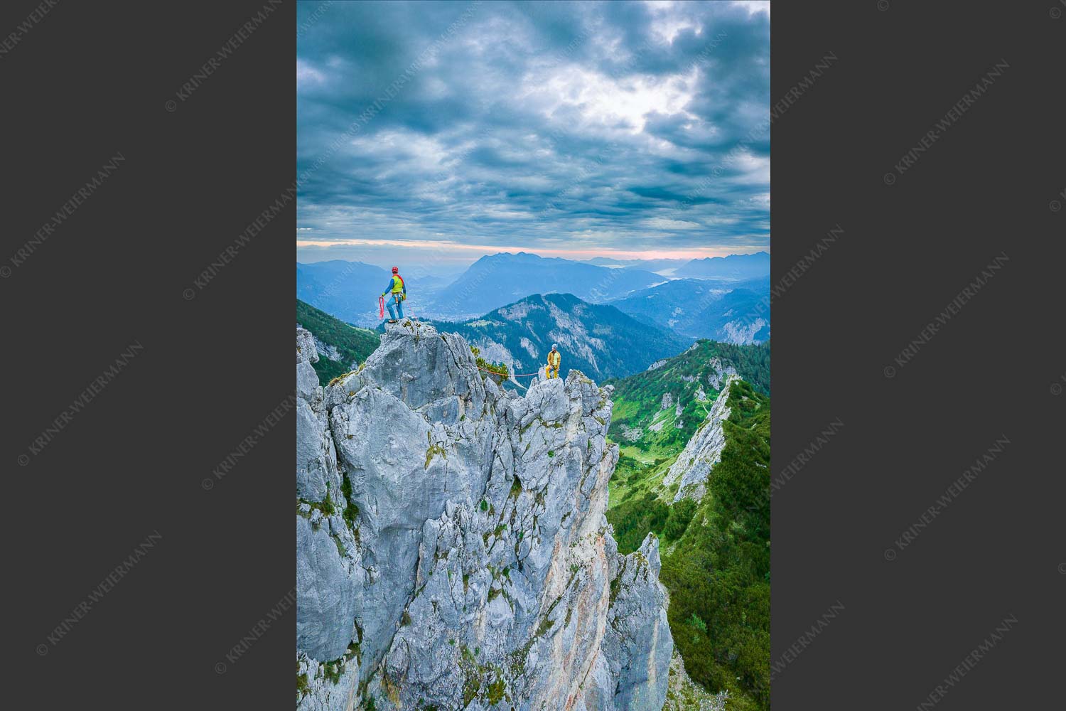 Kletterer unterwegs im Alpspitzgebiet - Aschengrat II 2:3  -- Gratkletterei im Wetterstein - mehr Infos bei www.Kriner-Weiermann.de