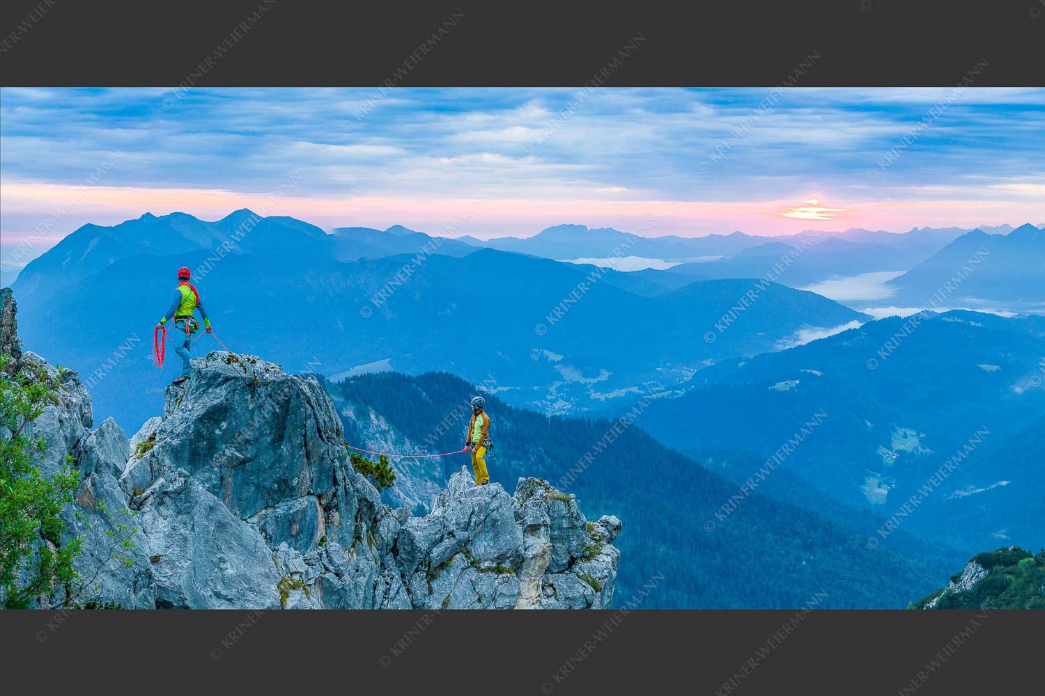 Kletterer unterwegs im Alpspitzgebiet - Aschengrat 2:1  -- Klettern im Wettersteingebirge - mehr Infos bei www.Kriner-Weiermann.de
