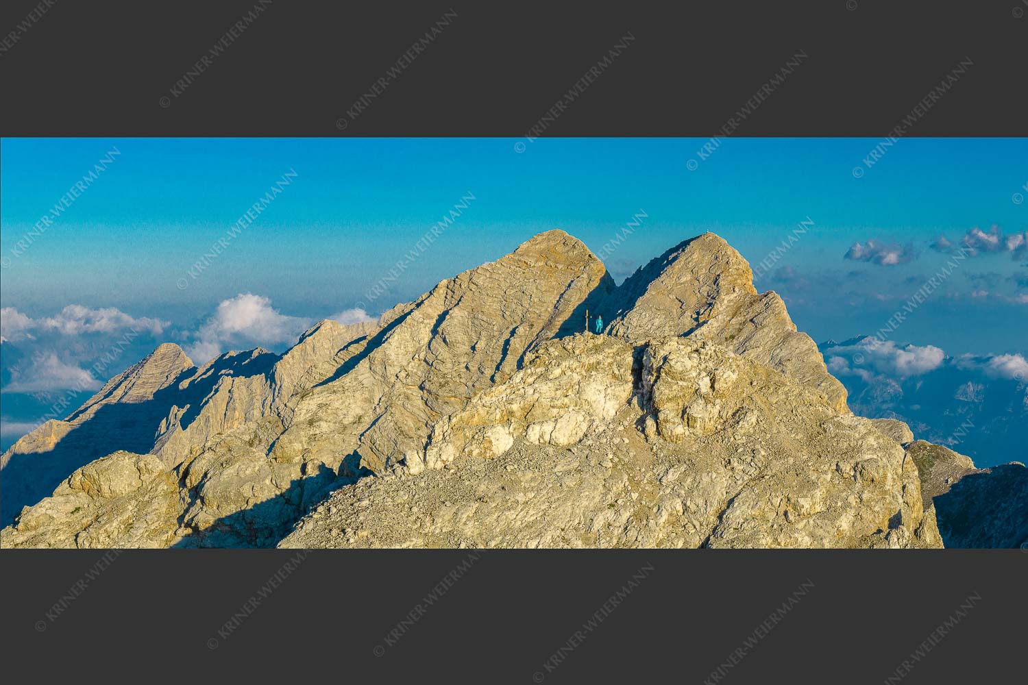 Bergsteiger auf der Kaskarspitze mit den beiden Praxmarkarer Spitzen im Hintergrund - Auf der Kaskar 2,5:1  -- Kaskarspitze im Karwendelgebirge - mehr Infos bei www.Kriner-Weiermann.de