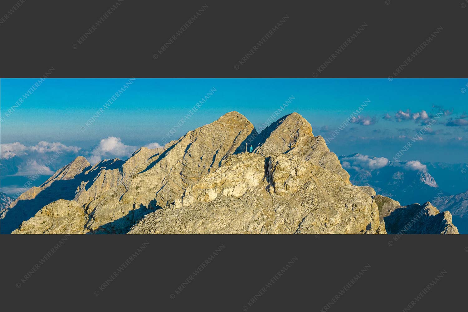 Bergsteiger auf der Kaskarspitze mit den beiden Praxmarkarer Spitzen im Hintergrund - Auf der Kaskar 3:1  -- Kaskarspitze im Karwendelgebirge - mehr Infos bei www.Kriner-Weiermann.de