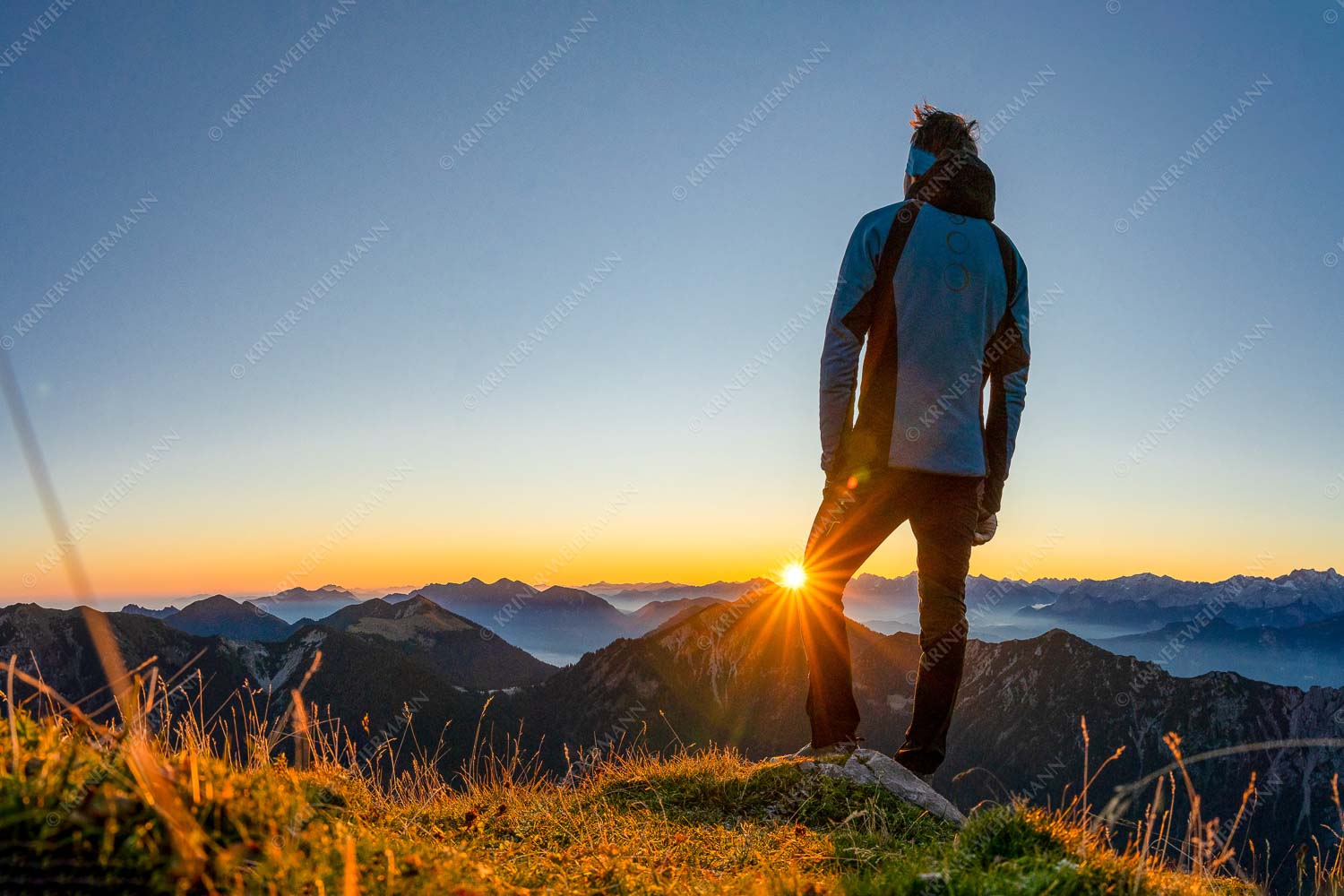 Blick vom Frieder zum Sonnenaufgang über Kramer und Karwendelgebirge - Auf sich wirken lassen2 3:2  -- Sonnenaufgang am Frieder - mehr Infos bei www.Kriner-Weiermann.de
