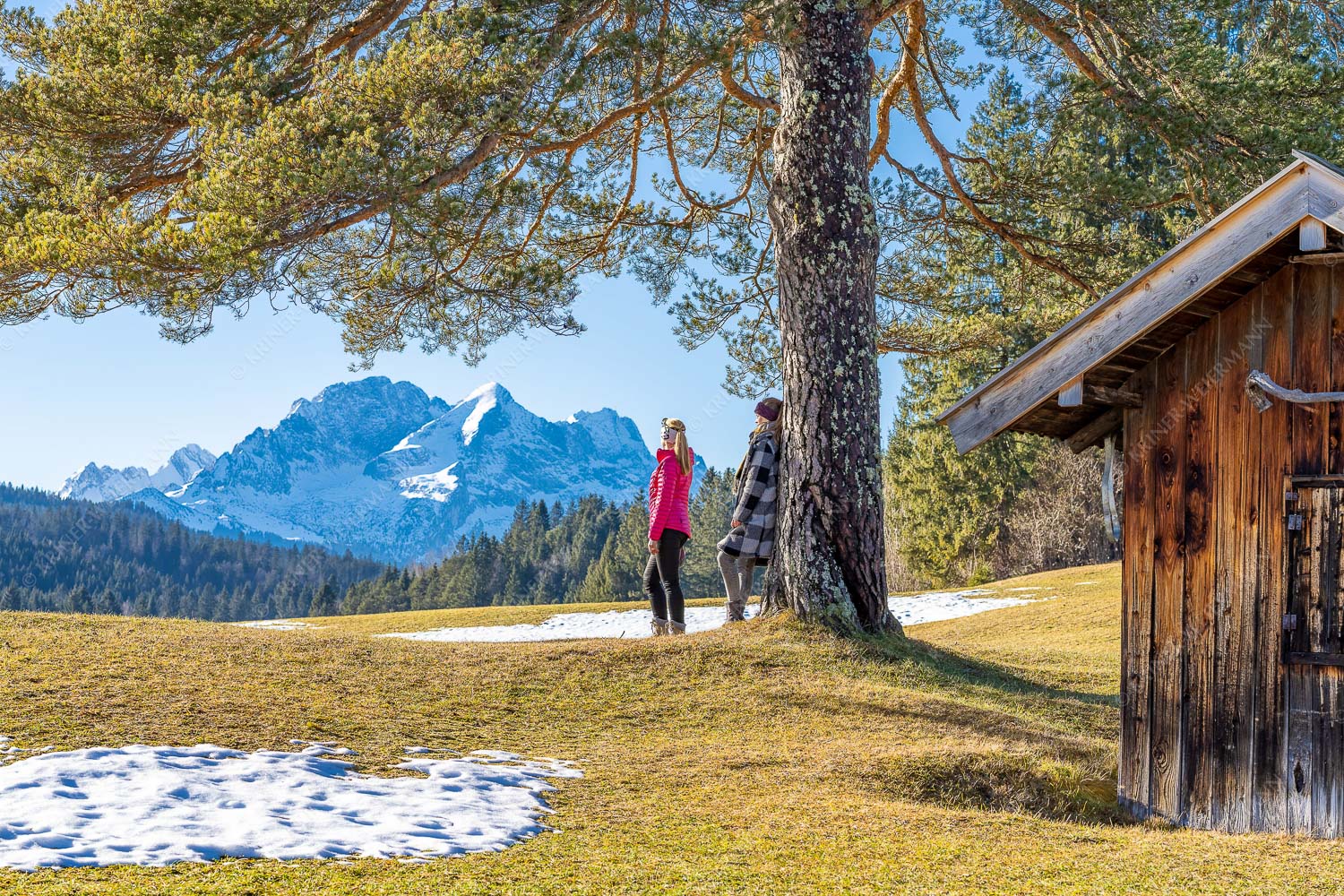 Frauen genießen eine Pause in der Natur um in die Berge zu blicken - Aussicht wirken lassen 3:2  -- Alpspitze und Zugspitze - mehr Infos bei www.Kriner-Weiermann.de