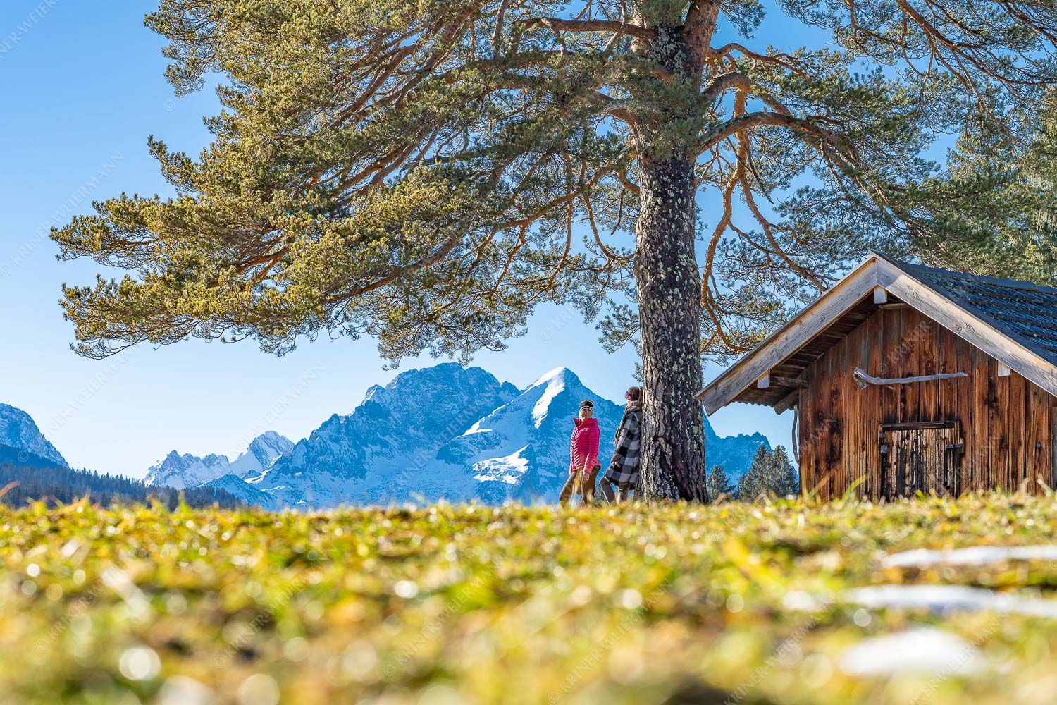 Frauen genießen eine Pause in der Natur um in die Berge zu blicken - Aussicht wirken lassen2 3:2  -- Hütte Alpspitze und Zugspitze - mehr Infos bei www.Kriner-Weiermann.de