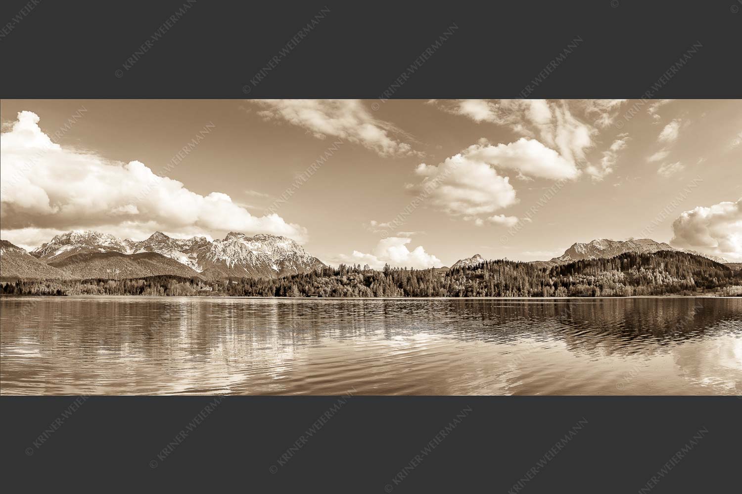 Blick über den Barmsee zum Karwendel- und Wettersteingebirge - Barmsee I 2,5:1 sepia -- Karwendel und Wetterstein - mehr Infos bei www.Kriner-Weiermann.de